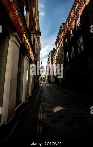 St. Pauls durch die Gasse der roten Backsteinläden gesehen Stockfoto