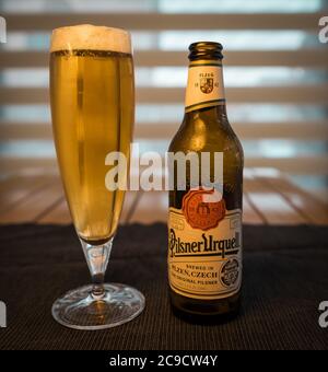 Danzig, Polen - 26. Juni 2018: Pilsner Urquell Bier. Pilsner Urquell ist ein tschechisches Lager, das von der Brauerei Pilsner Urquell gebraut wird. Stockfoto