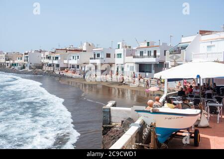 Gran Canaria, Kanarische Inseln, Spanien. Juli 2020. Nur Einheimische an einem kleinen Strand in Flughafennähe, denn Hunderte von britischen Urlaubern reisen am Dienstagnachmittag mit fünf Jet2-Flügen von Gran Canaria nach Birmingham, Belfast, London, Manchester und Newcastle zurück nach Großbritannien. Kredit: Alan Dawson/Alamy Live Nachrichten Gutschrift: Alan Dawson/Alamy Live Nachrichten Stockfoto