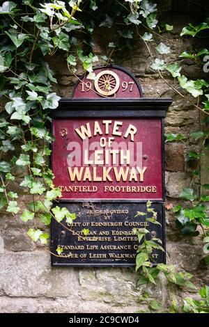 Water of Leith Walkway Tanfield Fußgängerbrücke Schild, Edinburgh, Schottland, Großbritannien Stockfoto