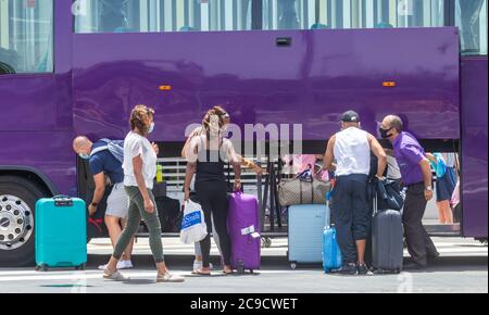 Gran Canaria, Kanarische Inseln, Spanien. Juli 2020. Hunderte von britischen Urlaubern, die am Flughafen von Gran Canaria ankommen, müssen sich auf dem Rückweg nach Großbritannien mit fünf Jet2-Flügen von Gran Canaria am Dienstagnachmittag nach Birmingham, Belfast, London, Manchester und Newcastle in Quarantäne begeben. Kredit: Alan Dawson/Alamy Live Nachrichten Gutschrift: Alan Dawson/Alamy Live Nachrichten Stockfoto