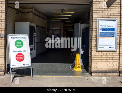 Wesentliche Arbeitnehmer können reisen alle anderen nach Hause gehen Corona Virus Öffentliche Hinweise Stockfoto