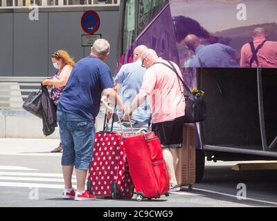 Gran Canaria, Kanarische Inseln, Spanien. Juli 2020. Hunderte von britischen Urlaubern, die am Flughafen von Gran Canaria ankommen, müssen sich auf dem Rückweg nach Großbritannien mit fünf Jet2-Flügen von Gran Canaria am Dienstagnachmittag nach Birmingham, Belfast, London, Manchester und Newcastle in Quarantäne begeben. Kredit: Alan Dawson/Alamy Live Nachrichten Gutschrift: Alan Dawson/Alamy Live Nachrichten Stockfoto
