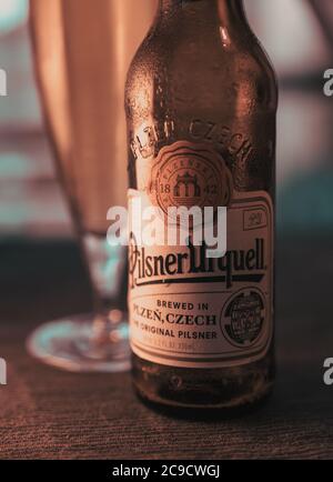 Danzig, Polen - 26. Juni 2018: Pilsner Urquell Bier. Pilsner Urquell ist ein tschechisches Lager, das von der Brauerei Pilsner Urquell gebraut wird. Stockfoto