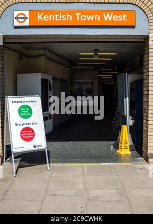 Wesentliche Arbeitnehmer können reisen alle anderen nach Hause gehen Corona Virus Öffentliche Hinweise Stockfoto