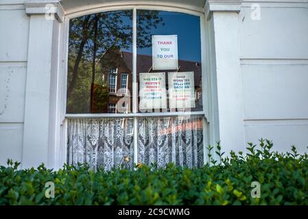 Vielen Dank NHS und Key Workers selbstgemachte Schilder in angezeigt windows covid-19 Dankesschreiben an Front-Line-Arbeiter Stockfoto