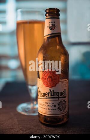 Danzig, Polen - 26. Juni 2018: Pilsner Urquell Bier. Pilsner Urquell ist ein tschechisches Lager, das von der Brauerei Pilsner Urquell gebraut wird. Stockfoto