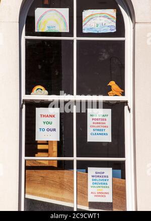 Vielen Dank NHS und Key Workers selbstgemachte Schilder in angezeigt windows covid-19 Dankesschreiben an Front-Line-Arbeiter Stockfoto