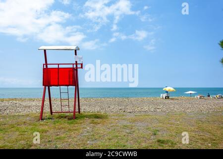 Roter Rettungsschwimmer am Strand von Anaklia Stockfoto