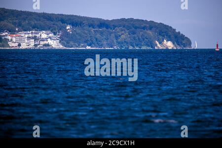 Prora, Deutschland. Juli 2020. Ein Teil der Kreidefelsen auf der Insel Rügen ist neben der Stadt Sassnitz an der Ostsee zu sehen. Quelle: Jens Büttner/dpa-Zentralbild/ZB/dpa/Alamy Live News Stockfoto