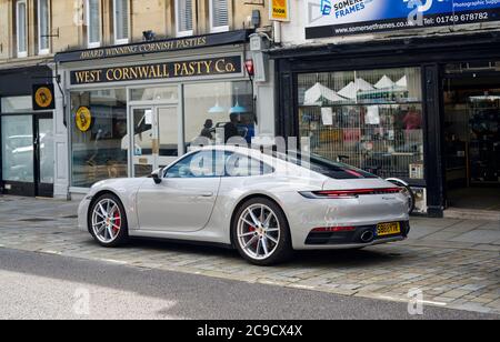 Porsche 911 Carrera S S-A 2019 Modelljahr geparkt auf der Sadler St. in Wells, Somerset Stockfoto