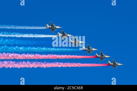 St. Petersburg, Russland. - 26. Juli 2020: Die Gruppe der russischen Kämpfer Suchoi Su-25 im Himmel. Navy Day Parade in St. Petersburg, Russland. Stockfoto