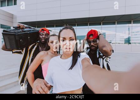 Eine Gruppe von Hip-Hop-Tänzern, die eine Pause einlegen und Selfies drehen Stockfoto