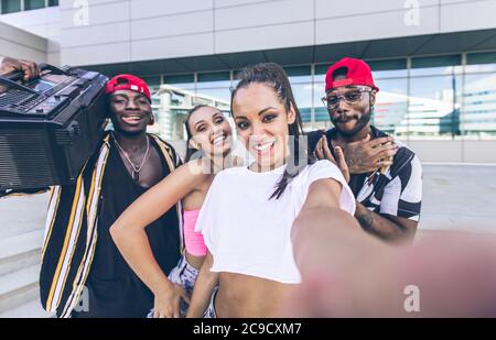 Eine Gruppe von Hip-Hop-Tänzern, die eine Pause einlegen und Selfies drehen Stockfoto