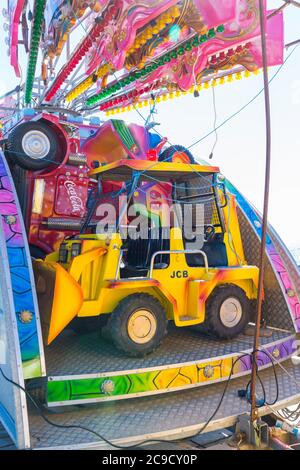 Fairground Ride am Bournemouth Pier wartet darauf, im Juli in Bournemouth, Dorset, Großbritannien, zusammengebaut zu werden Stockfoto