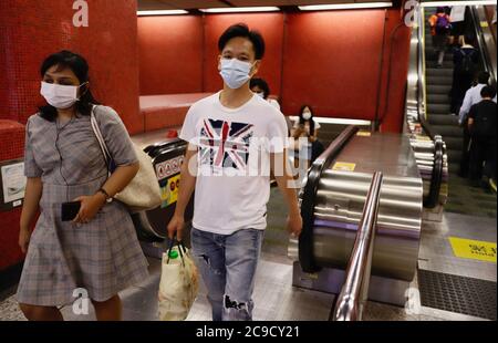 Hongkong, CHINA. Juli 2020. Ein maskierter Mann in T-Shirts mit Bild von Union Jack bedruckt kommen von der Rolltreppe in MTR Station.Juli-30, 2020 Hong Kong.ZUMA/Liau Chung-ren Kredit: Liau Chung-ren/ZUMA Wire/Alamy Live News Stockfoto