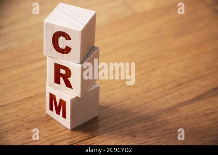 CRM, Customer Relationship Management auf Holzblöcken. Geschäftskonzept Stockfoto