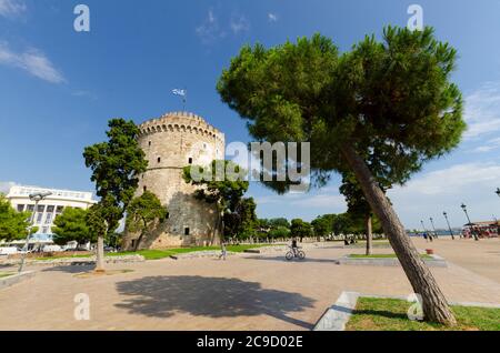 Gesamtansicht des berühmten Weißen Turms von Thessaloniki Mazedonien Griechenland. Dieses Wahrzeichen war früher eine osmanische Festung und ein Gefängnis Stockfoto