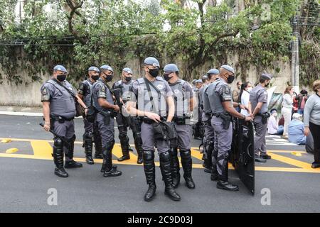Sao Paulo, Brasilien. Juli 2020. Lehrer protestieren gegen die Rückkehr zu Präsenzklassen in Sao Paolo, die Gruppe versucht, den Palast der Regierung von São Paulo zu erreichen, aber wurde von der Polizei verhindert, in der Nachbarschaft von Morumbi. (Foto: Thiago Bernardes/Pacific Press/Sipa USA) Quelle: SIPA USA/Alamy Live News Stockfoto