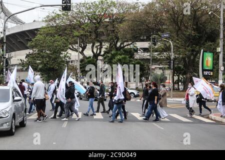 Sao Paulo, Brasilien. Juli 2020. Lehrer protestieren gegen die Rückkehr zu Präsenzklassen in Sao Paolo, die Gruppe versucht, den Palast der Regierung von São Paulo zu erreichen, aber wurde von der Polizei verhindert, in der Nachbarschaft von Morumbi. (Foto: Thiago Bernardes/Pacific Press/Sipa USA) Quelle: SIPA USA/Alamy Live News Stockfoto