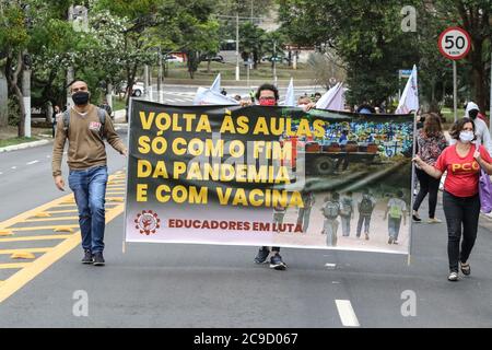 Sao Paulo, Brasilien. Juli 2020. Lehrer protestieren gegen die Rückkehr zu Präsenzklassen in Sao Paolo, die Gruppe versucht, den Palast der Regierung von São Paulo zu erreichen, aber wurde von der Polizei verhindert, in der Nachbarschaft von Morumbi. (Foto: Thiago Bernardes/Pacific Press/Sipa USA) Quelle: SIPA USA/Alamy Live News Stockfoto