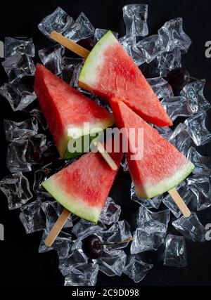Wassermelone in Form von Eis auf Eiswürfeln geschnitten Stockfoto