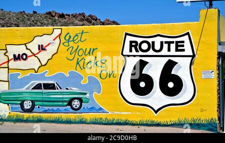 zeichen Sie auf dem historischen Gebäude auf der Route 66 in New mexico Sagen Sie, dass Sie auf Route 66 losgehen Stockfoto