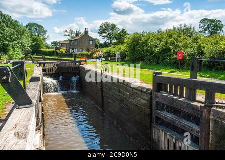 Bank Newton Top Lock, Lock 41, am Leeds/Liverpool Kanal Stockfoto