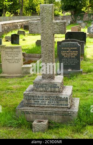 Der Grabstein von Sir Iain Macleod auf dem Friedhof der Gargrave Church Stockfoto