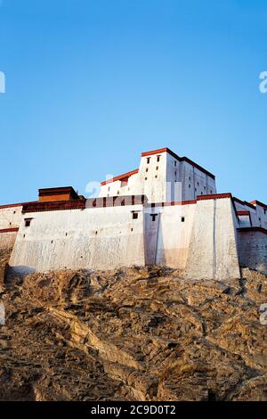 Eine 2019 Ansicht von Gyantse Dzong - eine der am besten erhaltenen Festungen Tibets. Stockfoto