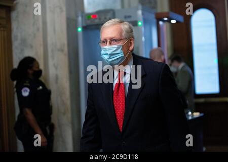 Washington, Vereinigte Staaten Von Amerika. Juli 2020. Der Mehrheitsführer des Senats der Vereinigten Staaten, Mitch McConnell (Republikaner von Kentucky), kommt am Donnerstag, dem 30. Juli 2020, in das Kapitol der Vereinigten Staaten in Washington, DC, USA. Quelle: Stefani Reynolds/CNP Quelle: dpa/Alamy Live News Stockfoto