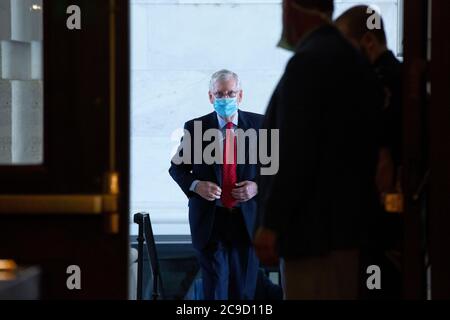 Washington, Vereinigte Staaten Von Amerika. Juli 2020. Der Mehrheitsführer des Senats der Vereinigten Staaten, Mitch McConnell (Republikaner von Kentucky), kommt am Donnerstag, dem 30. Juli 2020, in das Kapitol der Vereinigten Staaten in Washington, DC, USA. Quelle: Stefani Reynolds/CNP Quelle: dpa/Alamy Live News Stockfoto