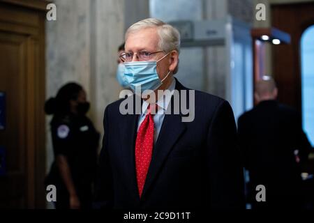 Washington, Vereinigte Staaten Von Amerika. Juli 2020. Der Mehrheitsführer des Senats der Vereinigten Staaten, Mitch McConnell (Republikaner von Kentucky), kommt am Donnerstag, dem 30. Juli 2020, in das Kapitol der Vereinigten Staaten in Washington, DC, USA. Quelle: Stefani Reynolds/CNP Quelle: dpa/Alamy Live News Stockfoto