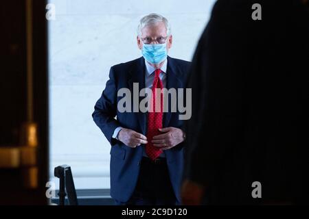 Washington, Vereinigte Staaten Von Amerika. Juli 2020. Der Mehrheitsführer des Senats der Vereinigten Staaten, Mitch McConnell (Republikaner von Kentucky), kommt am Donnerstag, dem 30. Juli 2020, in das Kapitol der Vereinigten Staaten in Washington, DC, USA. Quelle: Stefani Reynolds/CNP Quelle: dpa/Alamy Live News Stockfoto