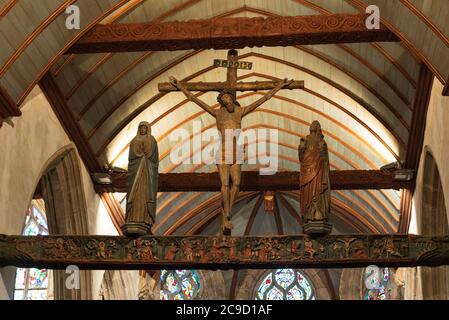 Lampaul-Guimiliau, FRANKREICH - 14. JULI 2020: Hölzernes Kruzifix von Jesus Christus in der Pfarrkirche Notre Dame. Die Notre-Dame von Lampaul-Guimiliau wurde erbaut Stockfoto