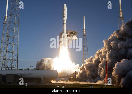 Cape Canaveral, Usa. Juli 2020. Eine United Launch Alliance ATLAS V Rakete hebt am Donnerstag, den 30. Juli 2020, um 7:50 UHR vom Komplex 41 in der Cape Canaveral Air Force Station, Florida, ab. An Bord des Fahrzeugs sind der „Perseverance“ Rover der NASA und der „Ingenuity“ Mars Helicopter. Beide Raumfahrzeuge sind für den Mars bestimmt und sollen im Februar 2021 auf dem Roten Planeten ankommen. Foto von Joe Marino/UPI Kredit: UPI/Alamy Live Nachrichten Stockfoto