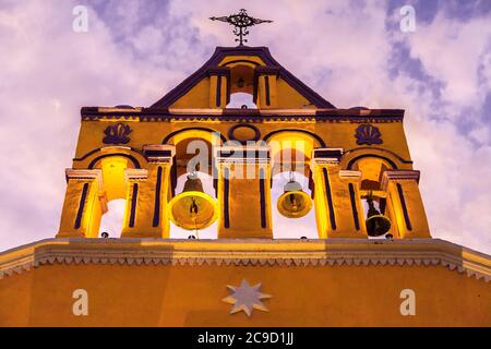 Batopilas, Chihuahua, Mexiko. Kirche Glocken von Batopilas Kirche, Parroquia de Nuestra Senora del Carmen. Stockfoto