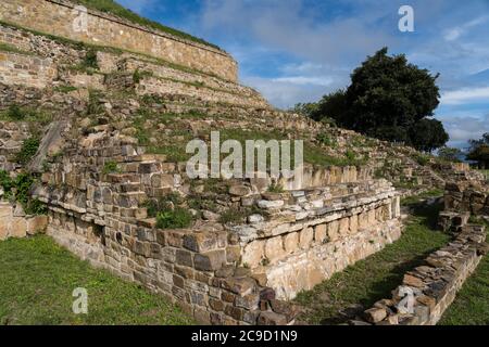 Ruinen der Schmuckplattform in den präkolumbianischen Zapoteken-Ruinen von Monte Alban in Oaxaca, Mexiko. Ein UNESCO-Weltkulturerbe. Stockfoto