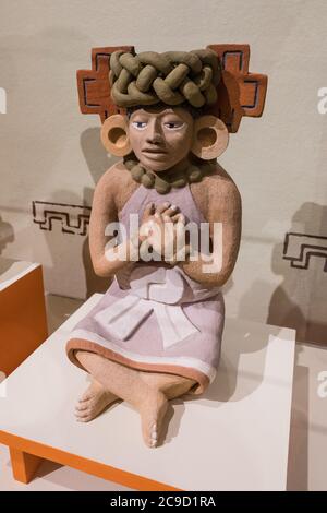 Eine moderne Darstellung der Zapotec Keramik des Künstlers Lalo Martinez, die die Zapotec goddes der Fruchtbarkeit. Site Museum von Monte Alban. Stockfoto