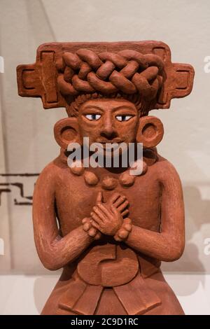 Eine moderne Darstellung der Zapotec Keramik des Künstlers Lalo Martinez, die die Zapotec goddes der Fruchtbarkeit. Site Museum von Monte Alban. Stockfoto