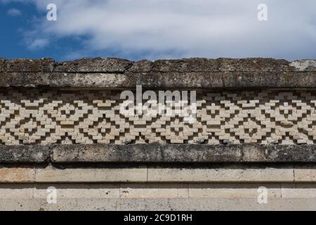 Detail der steinernen Grifftafeln in den Ruinen der Zapotec-Stadt Mitla, Oaxaca, Mexiko. Ein UNESCO-Weltkulturerbe. Stockfoto