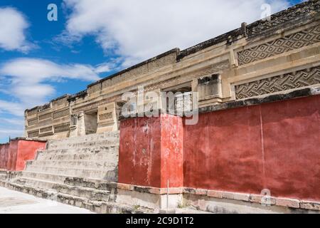 Steinmetzplatten und roter Stuck an der Vorderseite des Palastes, Gebäude 7, in den Ruinen der Zapotec-Stadt Mitla in Oaxaca, Mexiko. EIN UNESCO W Stockfoto