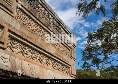 Detail der steinernen Grifftafeln am Palast, Gebäude 7, in den Ruinen der Zapotec-Stadt Mitla in Oaxaca, Mexiko. Ein UNESCO-Weltkulturerbe Stockfoto