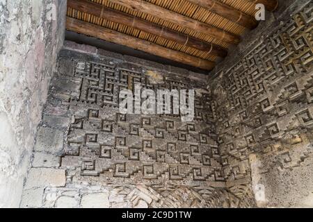 Steinfriese in einem Raum im Palast, Gebäude 7, in den Ruinen der Zapotec-Stadt Mitla in Oaxaca, Mexiko. Ein UNESCO-Weltkulturerbe Stockfoto