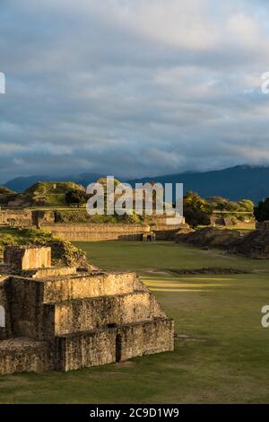 Ein Blick bei Sonnenaufgang auf das Observatorium und den Hauptplatz von oben auf der Südplattform auf den präkolumbianischen Zapotec Ruinen des Monte Alban in Oaxaca, Mex Stockfoto