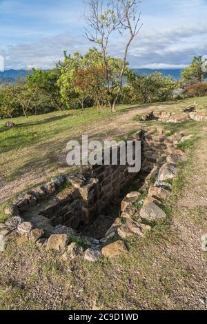 Eintritt zum Grab 114 in den präkolumbianischen Zapoteken-Ruinen von Monte Alban in Oaxaca, Mexiko. Ein UNESCO-Weltkulturerbe. Stockfoto