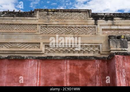 Steinmetzplatten und roter Stuck an der Vorderseite des Palastes, Gebäude 7, in den Ruinen der Zapotec-Stadt Mitla in Oaxaca, Mexiko. EIN UNESCO W Stockfoto