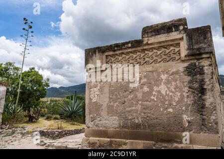 Steinmetzplatten an den Wänden des Hofes B (Viereck B), in den Ruinen der Zapotec-Stadt Mitla, in der Nähe von Oaxaca, Mexiko. Ein UNESCO World her Stockfoto