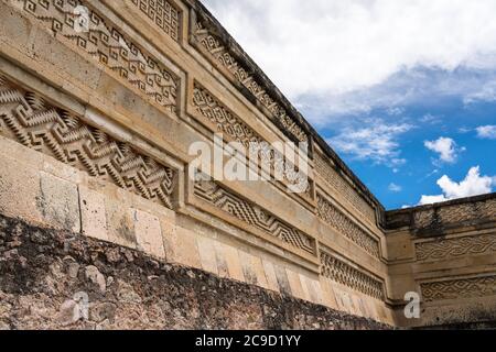 Detail der steinernen Grifftafeln am Palast, Gebäude 7, in den Ruinen der Zapotec-Stadt Mitla in Oaxaca, Mexiko. Ein UNESCO-Weltkulturerbe Stockfoto