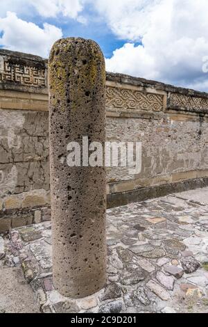 Eine Steinsäule in den Ruinen der Zapotec-Stadt Mitla. Oaxaca, Mexiko. Ein UNESCO-Weltkulturerbe. Stockfoto